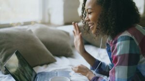 Persoon tijdens een videogesprek op een laptop als illustratie van veilig live webcamchatten